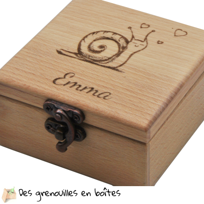 Petite boîte en bois avec une gravure d'escargot et une personnalisée avec le prénom. fabrication artisanale