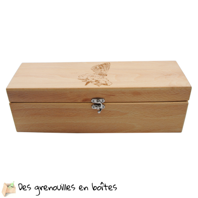 Boîte en bois avec des casiers de rangements. fabrication artisanale