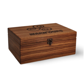 Coffret en chêne des grenouilles en boites. Coffret avec une gravure de triskel et un texte. Boite en chêne avec un fermoir.
