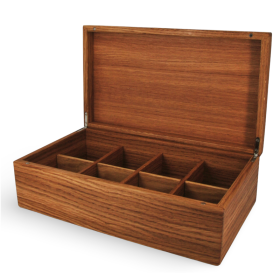 Boite à thé en chêne ouverte. Présentation des 8 compartiment. coffret en bois de qualité. Des grenouilles en boites