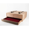 Coffret sur-mesure en hêtre, tiroirs et tapissage en velours bordeaux, fabrication artisanale française